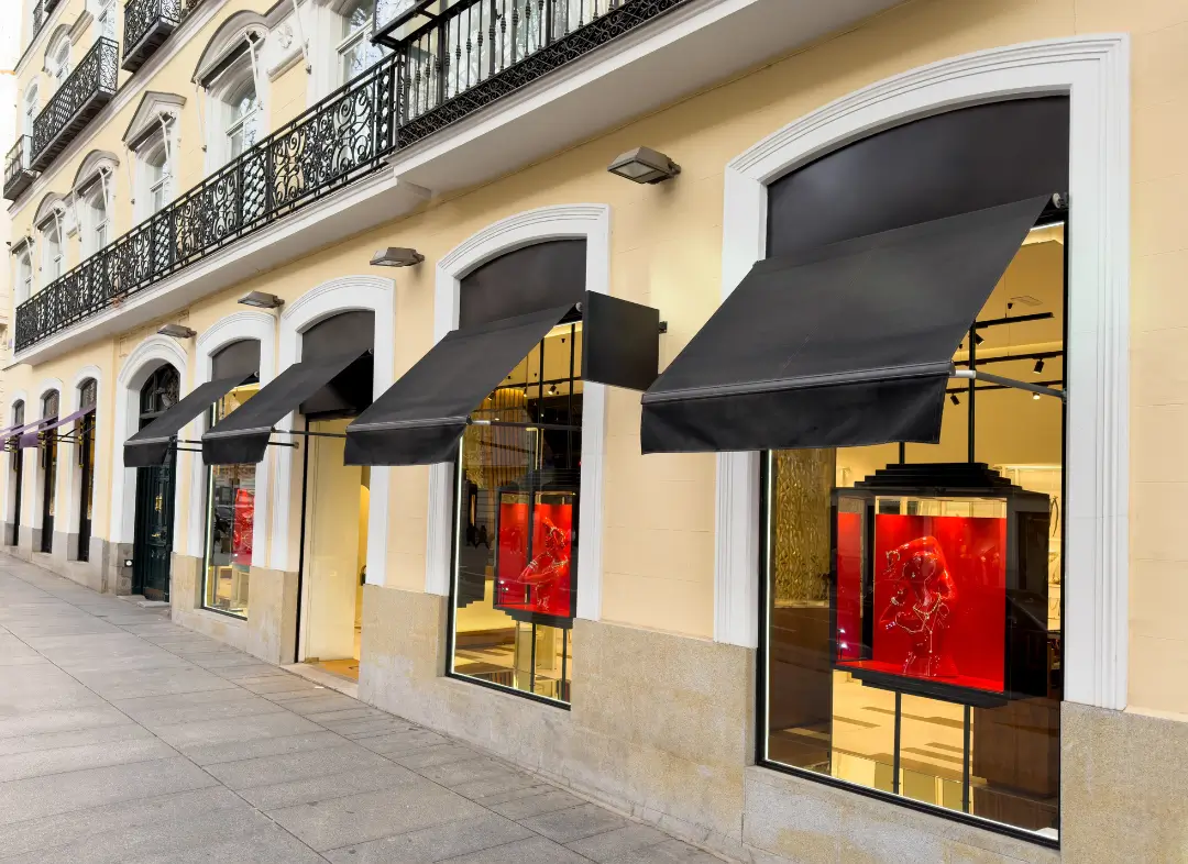 Façade vitrine de magasin en aluminium sur mesure à Chanverrie